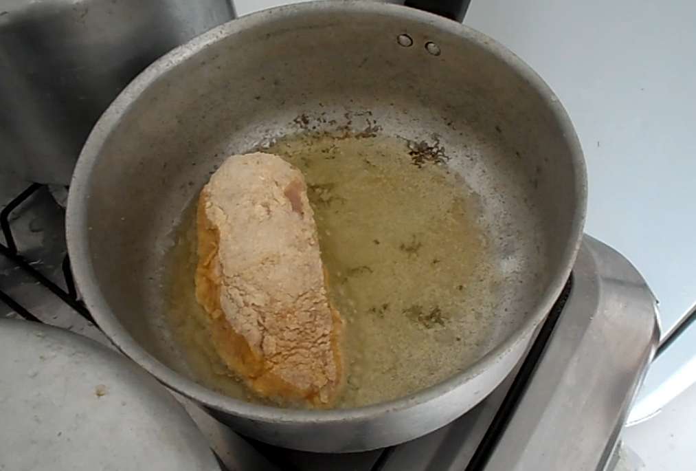 Aqueça uma panela com o óleo e quando estiver bem quente coloque o frango para fritar