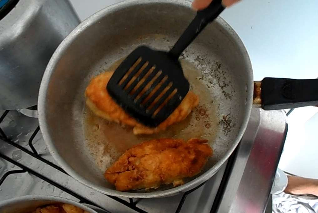 Frite um lado vire e frite até o frango ficar dourado