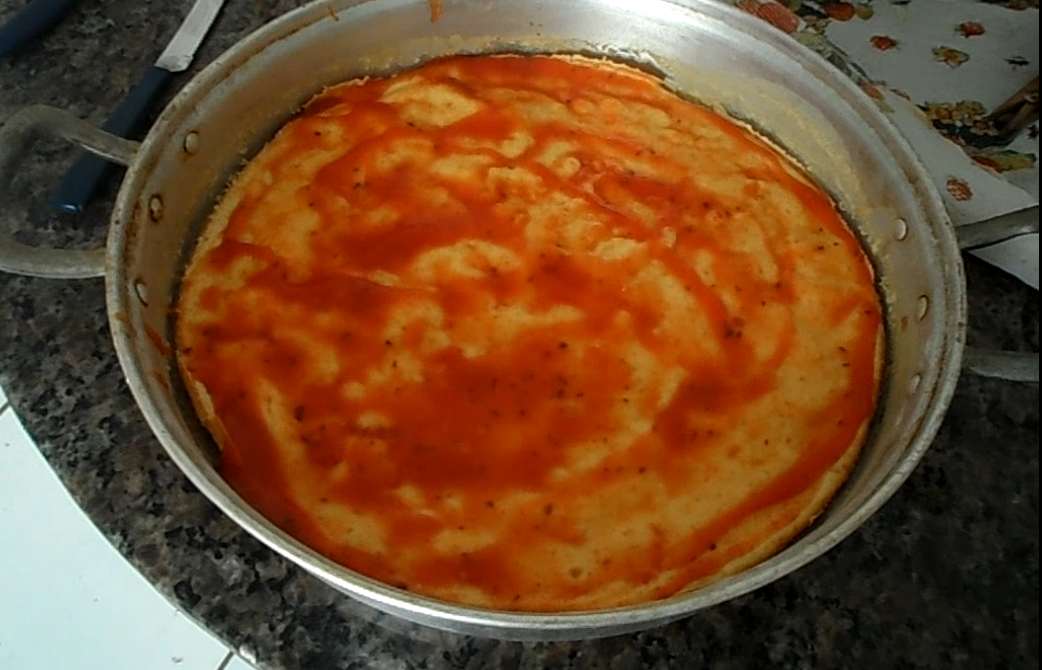 espalhe por cima molho de tomate antes do recheio